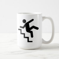 Homem que cai para baixo as escadas
