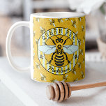 Caneca De Café Honeybee Bumblebee Queen Bee Bonito | Personalizad<br><div class="desc">Esta super doce caneca de mel tem uma imagem original desenhada à mão de uma abelha amarela e preta sobre um fundo listrado. Ele tem asas brancas-azuis fofoqueiro que estão espalhadas como se estivesse pronto para voar. Atrás dela, as abelhas se agitam na colmeia do pente de mel. Esta natureza...</div>