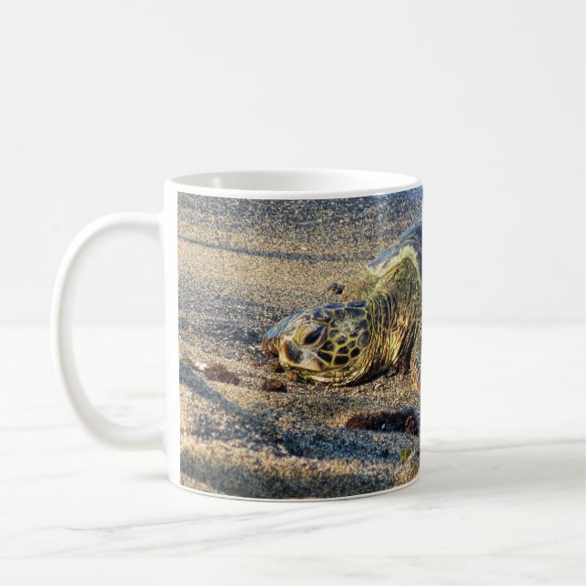 Caneca De Café Honu que descansa na areia (Esquerda)
