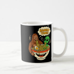 Caneca De Café Hora de ramen engraçado bigfoot e alien sorvendo