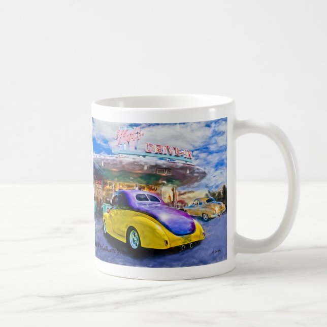 Caneca De Café hotrod roxo-amarelo no cinema ao ar livre (Direita)