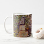 Caneca De Café House of Guardaboschi por Gustav Klimt, Vintage Ar<br><div class="desc">A Casa de Guardaboschi (1912), de Gustav Klimt, é uma pintura de simbolismo artístico da Era Vitoriana. Uma vista exterior de uma casa de campo com flores e plantas nas janelas e mariposa crescendo nas paredes. Um banco azul está contra a casa, olhando o jardim. Sobre o artista: Gustav Klimt...</div>