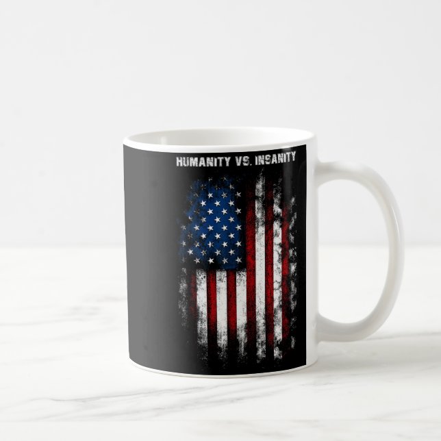 Caneca De Café Humanity Vs. Insanity Distressed American Patrioti (Direita)
