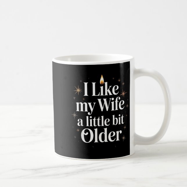 Caneca De Café I Like My Wife A Little Bit Older Funny Saying Wom (Direita)