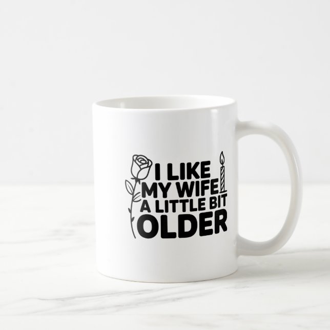 Caneca De Café I Like My Wife A Little Bit Older Funny Saying Wom (Direita)