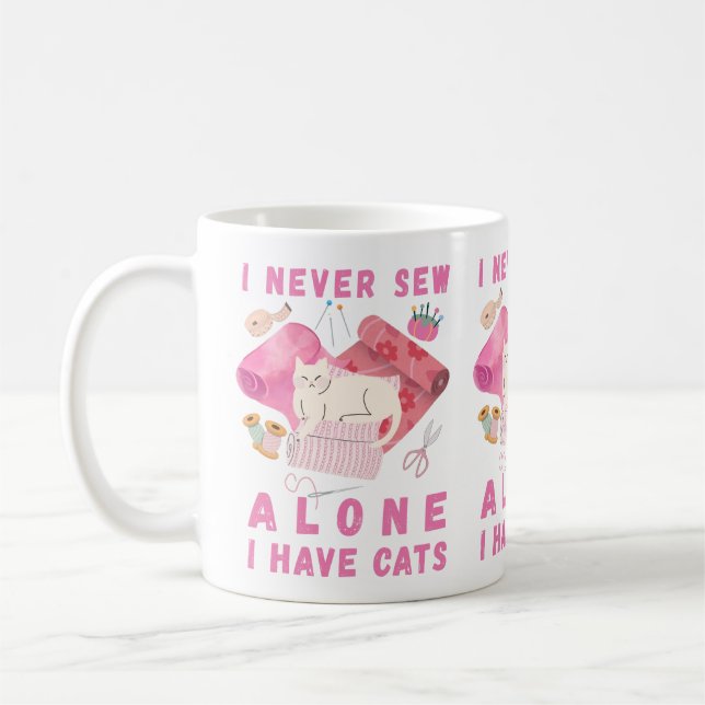 Caneca De Café I Never Sew Alone I Have Cats - A Cat Sewing  (Esquerda)