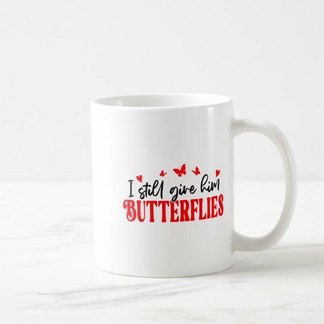 Caneca De Café I Still Give Him Butterflies She Means High Blood  (Direita)
