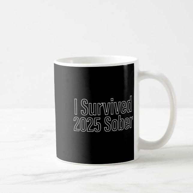 Caneca De Café I Survived 2025 Sober Recovery Design  (Direita)