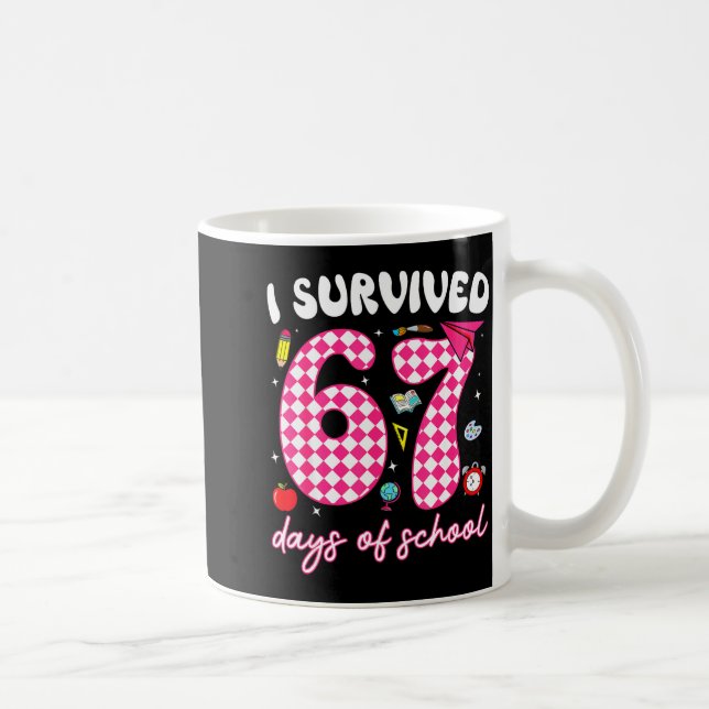 Caneca De Café I Survived 67 Days Of School Funny 67 Teachers Stu (Direita)