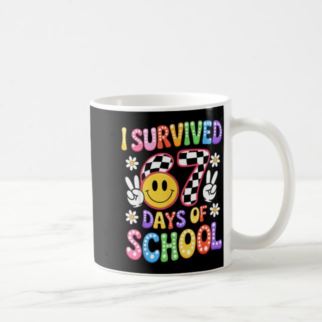Caneca De Café I Survived 67 Days Of School Funny 67 Teachers Stu (Direita)