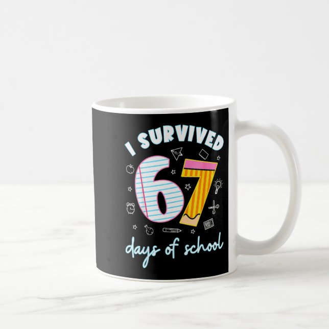 Caneca De Café I Survived 67 Days Of School Funny 67 Teachers Stu (Direita)