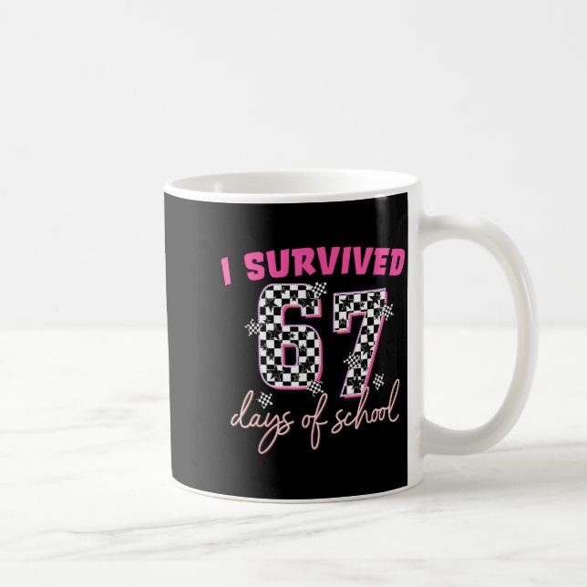 Caneca De Café I Survived 67 Days Of School Funny 67 Teachers Stu (Direita)