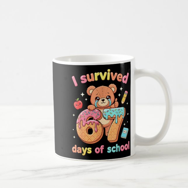 Caneca De Café I Survived 67 Days Of School Funny Teddy Bear Six  (Direita)