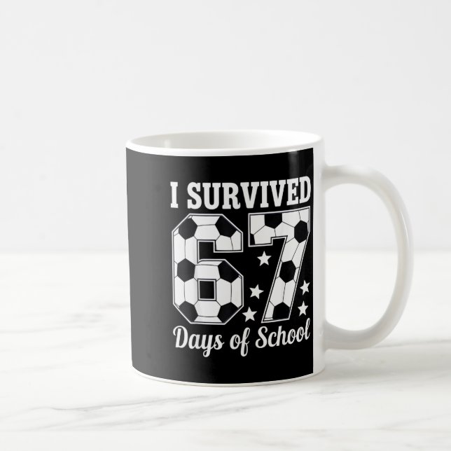 Caneca De Café I Survived 67 Days Of School Soccer Style Teacher  (Direita)