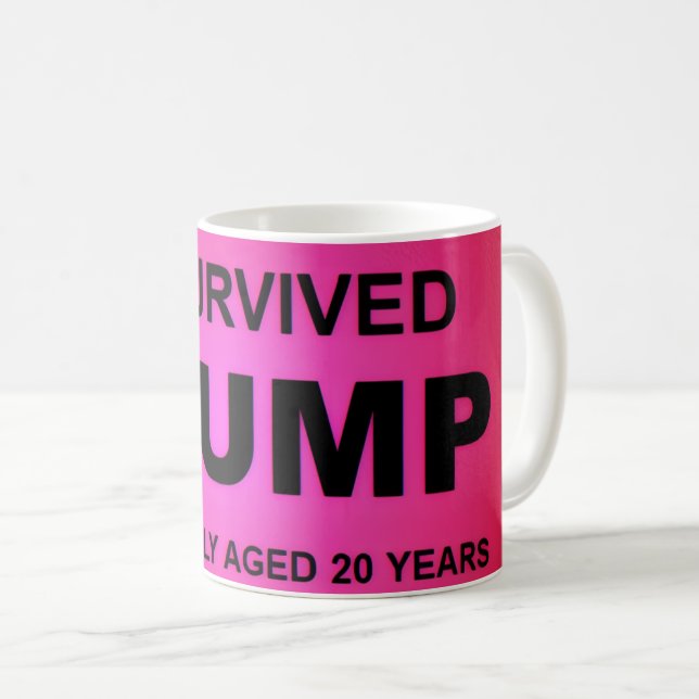 Caneca De Café I Survived tRUMP (Frente Esquerda)