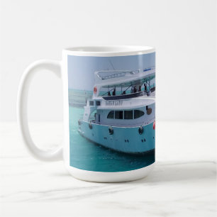 Caneca De Café Iate branco-neve perto da Ilha Branca no Mar Verme