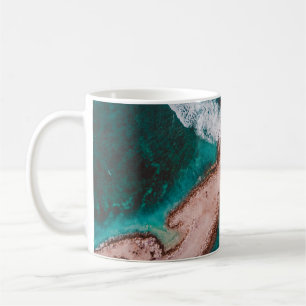 CANECA DE CAFÉ ILHA MARRONA ARREDONDADA POR ÁGUA MARÍTIMA DURANTE