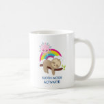 Caneca De Café Ilustração Funny Ativada no Modo Lúteo<br><div class="desc">Uma caneca com uma ilustração com uma preguiça castanha engraçada e feliz pairando em um galho de árvore. Um arco-íris colorido atrás dele junto com um sol rosa pairando sobre a cabeça. Bonita, adorável e moda. Um pouco de humor com o texto dizendo: Modo Leve Ativado. Pode ser alterado ou...</div>