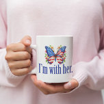 Caneca De Café I'm With Her Cute Kamala Harris Butterfly<br><div class="desc">Estou com a caneca dela. Apoie Kamala Harris para o presidente. Linda borboleta de bandeira americana com flores bonito para um democrata que gosta de designs políticos bonitinhos.</div>