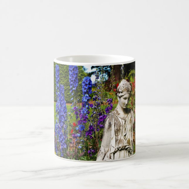 Caneca de café impressão de jardim de delfinium (Centro)