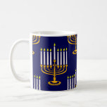 Caneca De Café impressão de judeus menorah hanukkah azul<br><div class="desc">"impressão azul menorah hanukkah jedesejo",  "hanukkah azul",  "menorah amarela",  "hanukkah menorah",  menorah,  "feliz hanukkah",  "canukah",  hanukah,  Hanukkah,  "feriados judeus"</div>