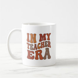 Caneca De Café In My Teacher Era Retro Wavy Typography