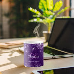 Caneca De Café Iniciais do monograma com brilho púrpura<br><div class="desc">Uma caneca de moda e moda. Um fundo roxo profundo chico decorado com gotas de brilho sujo,  poeira. Personalize e adicione seu primeiro nome,  iniciais do monograma e nome do cheio. Letras púrpuras e brancas de cor.</div>