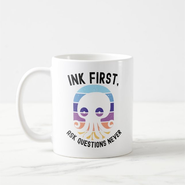 Caneca De Café Ink First Ask Questions Never Funny Octopus Retro (Esquerda)