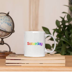 Caneca De Café Inscrição de Design 'sábado' em cores arco-íris