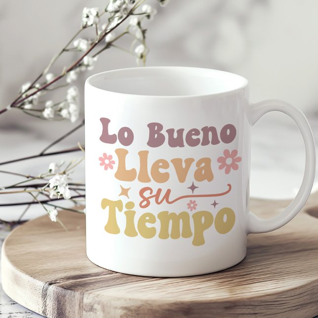 Caneca De Café Inspiração "Lo Bueno Lleva Tiempo" ("Lo Bueno Lleva su Tiempo" Boho Inspirational Coffee Mug on a sunny neutral boho kitchen table.)