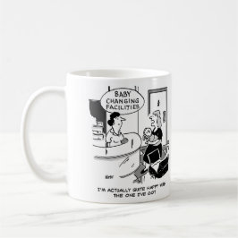 Caneca De Café Instalações de troca de bebês em uma loja de depar