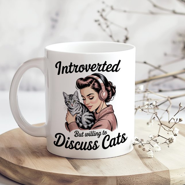 Caneca De Café "Introvertido Mas Disposto a Discutir Gatos" Engra ("Introverted But Willing to Discuss Cats" Funny Coffee Mug on a sunny boho kitchen table.)