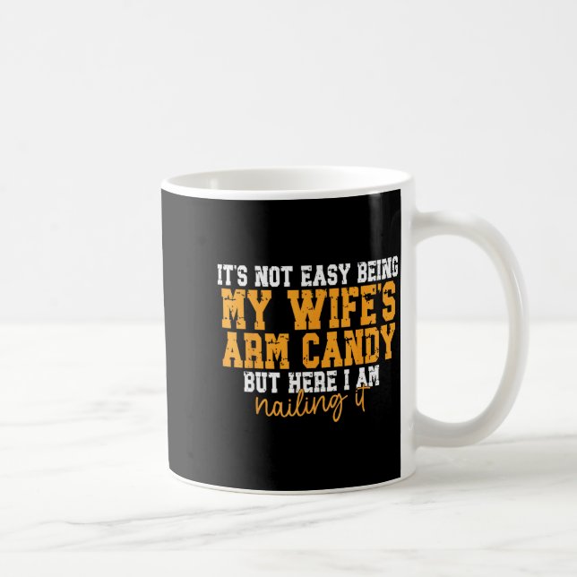 Caneca De Café It's Not Easy Being My Wife's Arm Candy But Here I (Direita)