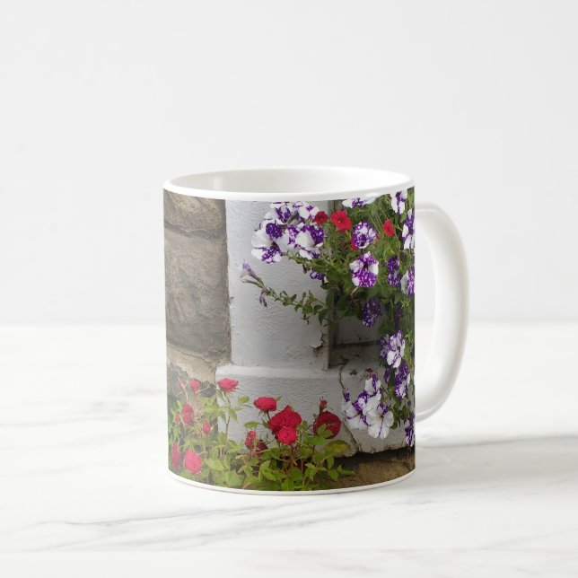 Caneca De Café Janela escocesa de algodão com petúnias e rosas (Frente Esquerda)