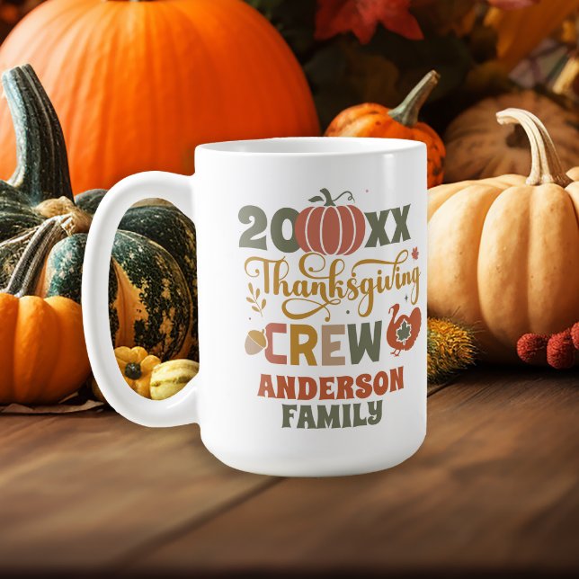 Caneca De Café Janto de Ação de Graças Nome da Família Ano ("Thanksgiving Crew" family keepsake mug)