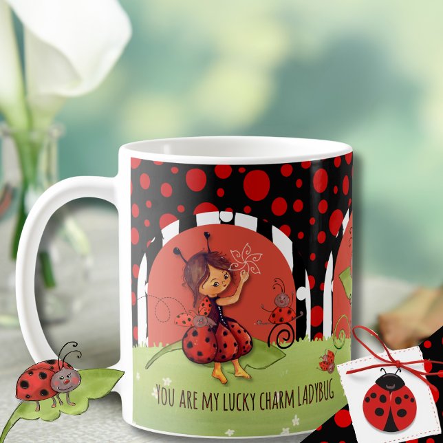 Caneca De Café Jardim Caprichoso da Joaninha "Amuleto da Sorte" C (Whimsical Ladybug Garden Lucky Charm Wrap-Around Coffee Mug)