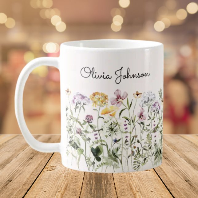 Caneca De Café Jardim de Flores Silvestres com Nome Personalizado (Close up, On the table)