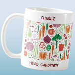 Caneca De Café Jardineiro Personalizado<br><div class="desc">Um padrão de arte vegetal divertido, perfeito para o seu jardineiro favorito. Altere o nome e o texto do Jardineiro Chefe para personalizar. Arte original de Nic Squirrell.</div>
