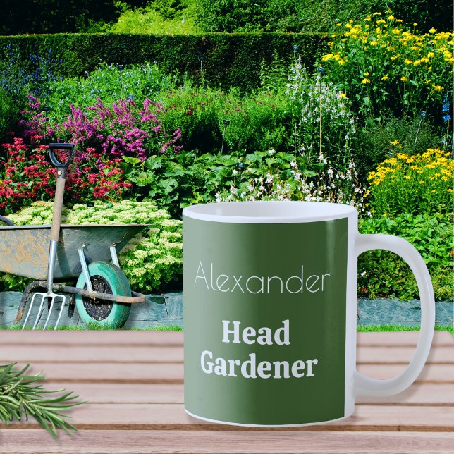 Caneca De Café Jardineiro Personalizado Engraçado Personalizado (A green and white mug with Head Gardener caption. The novelty mug can be personalized with a name.)