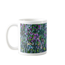 Jatos de fonte e flores de lilás