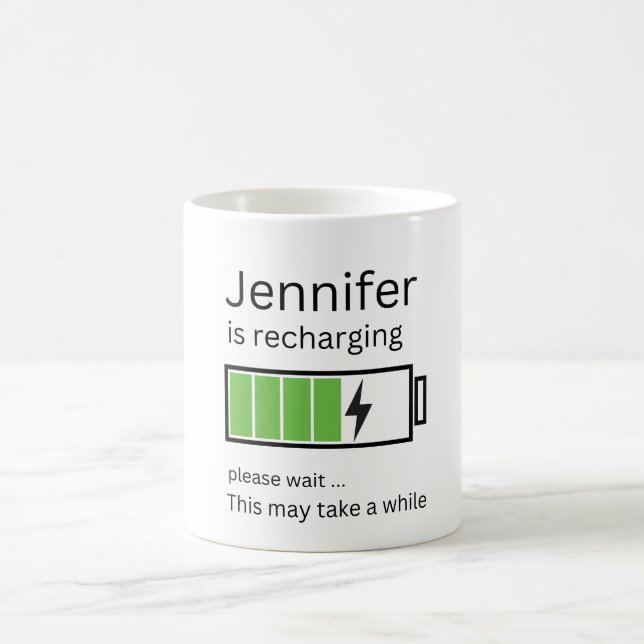 Caneca De Café Jennifer está recarregando o nome personalizado pe (Centro)