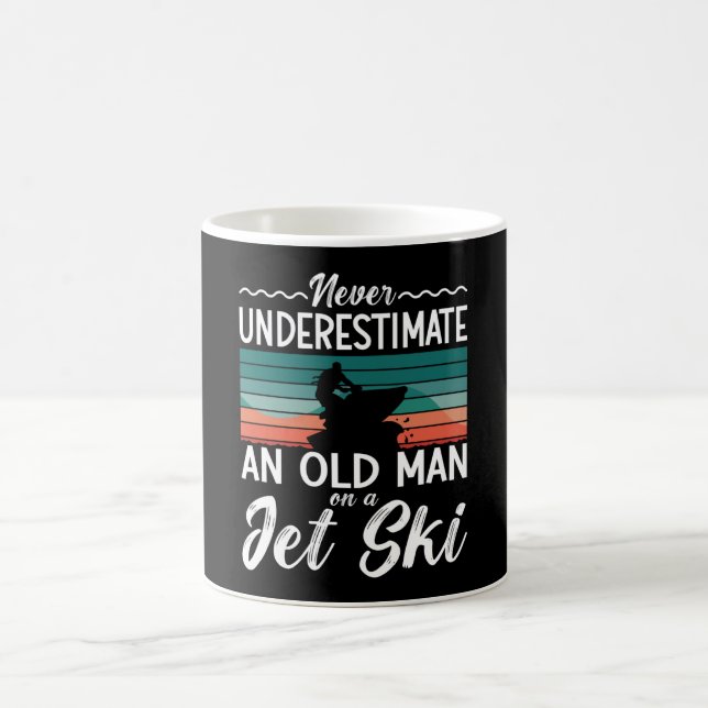 Caneca De Café Jet Ski Never Underestimate An Old Man Jet Skiing (Centro)