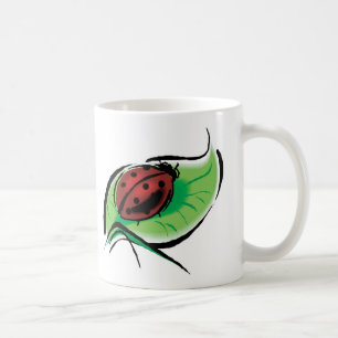 Caneca De Café joaninha bonita na folha