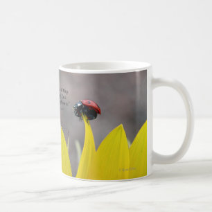 Caneca De Café Joaninha na pétala do girassol