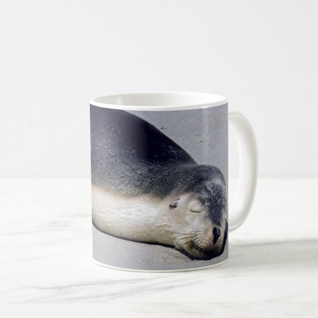 Caneca De Café Jovem foca dormindo na praia - Austrália (Frente Esquerda)