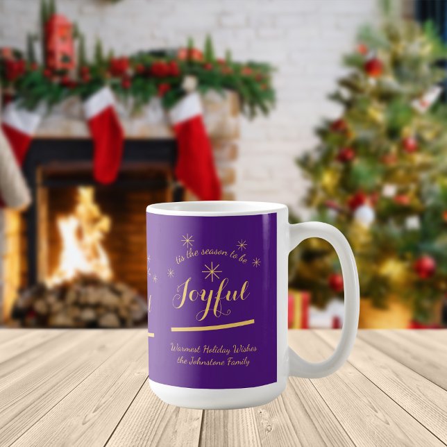 Caneca De Café Joy Holiday - 'Esta é a estação para ser alegre' R (Help create more Joy this holiday season. Give this cheerful purple mug with a warm holiday message.)