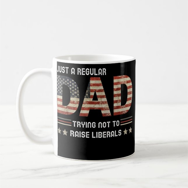 Caneca De Café Just A Regular Dad Trying Not To Raise Liberals (Esquerda)