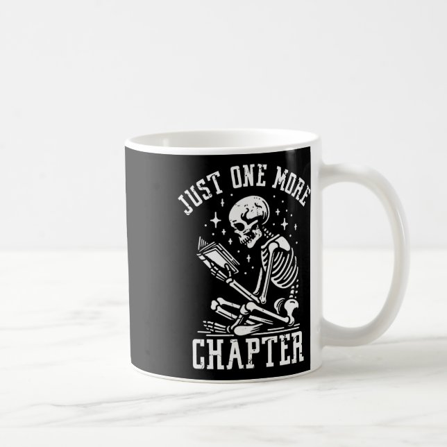 Caneca De Café Just One More Chapter, Funny Skeleton Reading Book (Direita)