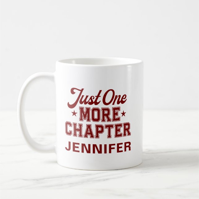 Caneca De Café Just One More Chapter Mug Maroon Bookworm (Esquerda)