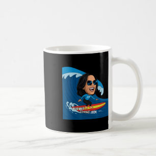 Caneca De Café Kamala Harris Andando No Surfboard Numa Onda Azul